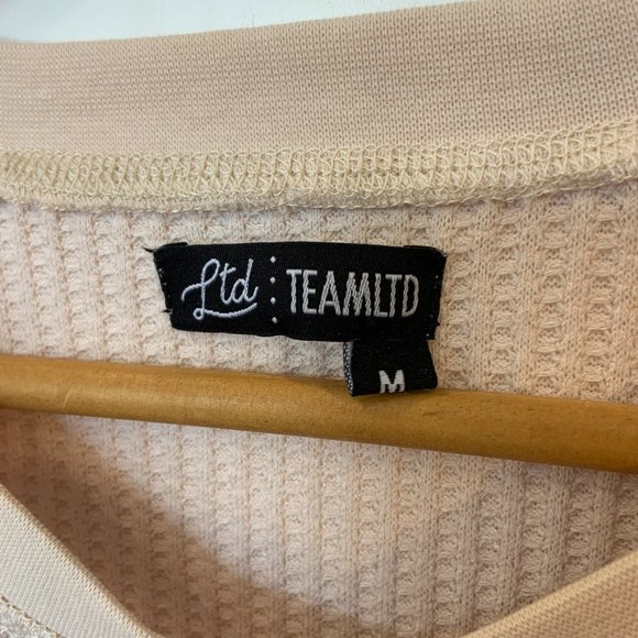NWOT Team LTD Pale Peach Waffle Long Sleeved Henley Style Top Size Medium - Picture 6 of 9